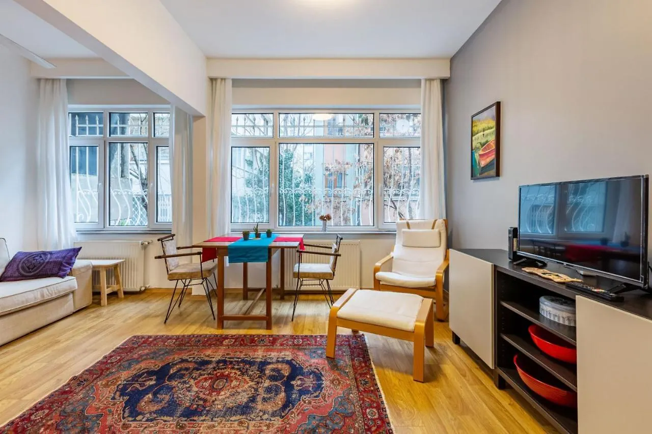 Vibrant Flat In Cihangir With Central Location 이스탄불