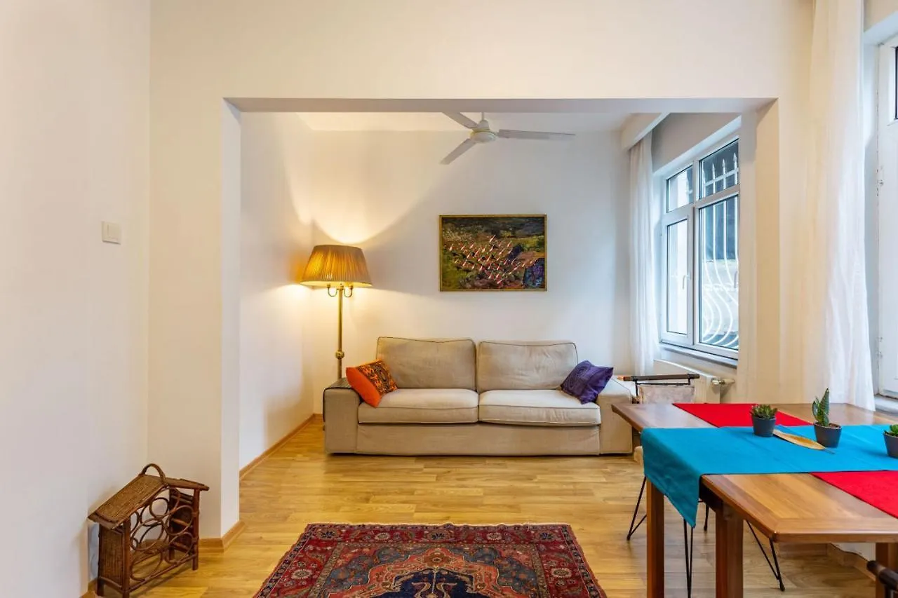 Vibrant Flat In Cihangir With Central Location 이스탄불 터키